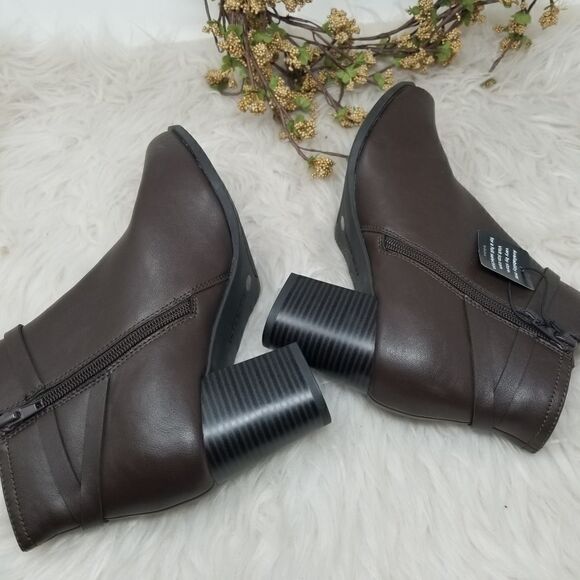 Brown Faux Leather LIZ CLAIBORNE ANKLE BOOTS. - Picture 6 of 16